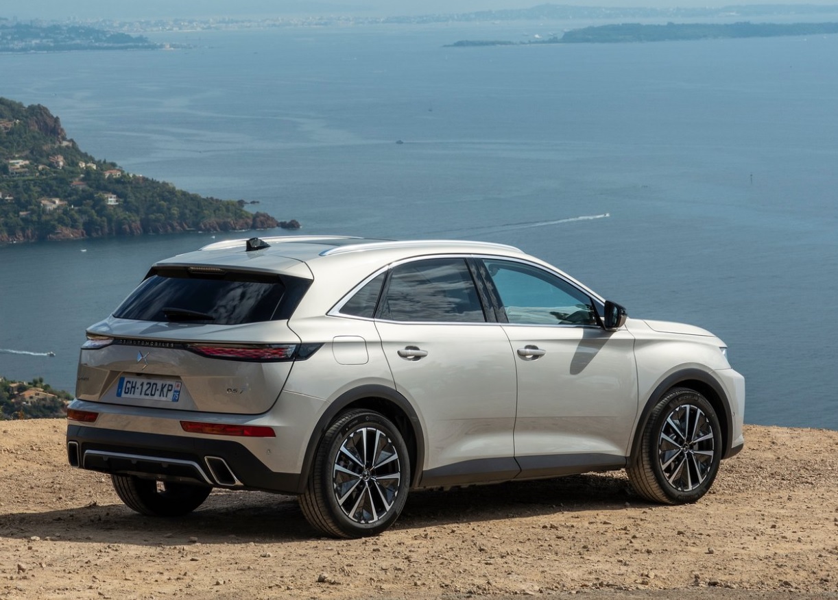 2025 DS DS 7 1.6 Hibrit 300 HP Boot Space
